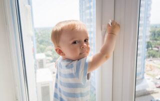 Mejorar seguridad en ventanas cerca de niños